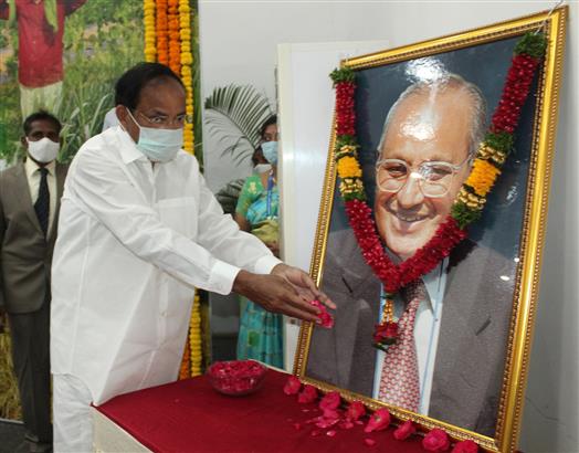 File:The Vice President, Shri M. Venkaiah Naidu Paying Floral Tributes ...