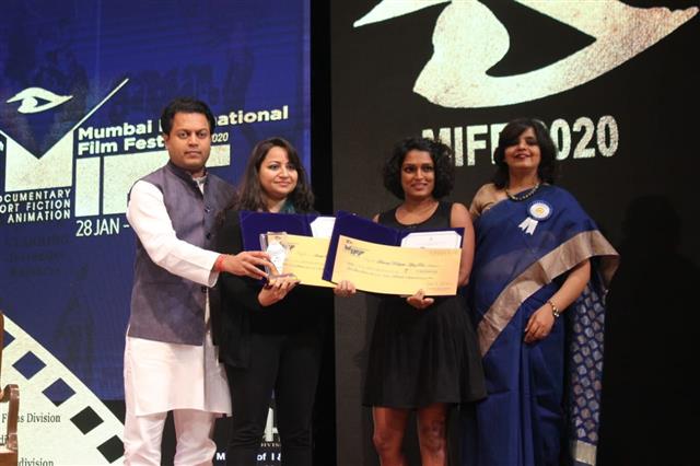 Director Shazia Iqbal receiving the Silver Conch Award for the Best Short Fiction Film, for her film Bebaak: Dying wind in her
hair, at 16th edition of Mumbai International Film Festival, in Mumbai, on February 3, 2020.