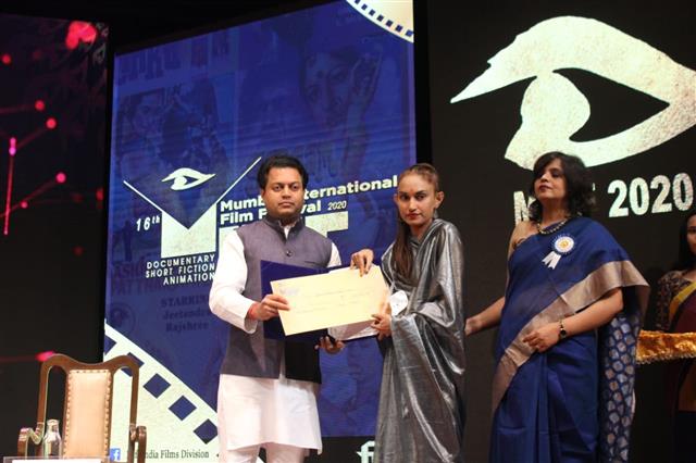 Director & Producer Jyotsna Puthran, receiving Silver Conch for Best Animation Film in National Competition category, for her film MIXI at the16th edition of Mumbai International Film Festival, in Mumbai on Feb 3, 2020.