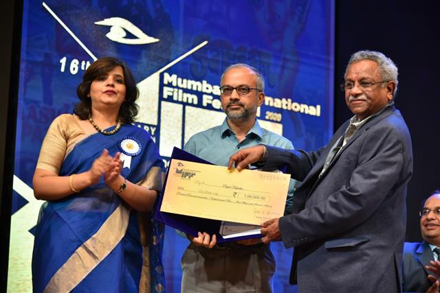 Director of FTII and Producer Shri Bhupendra Kainthola, on behalf of film’s director Payal Kapadia, receiving the Pramod Pati Special Jury Award (For Most Innovative / Experimental Film), for directing the documentary film And What is the Summer Saying, at the 16th edition of Mumbai International Film Festival, in Mumbai on Feb 3, 2020.