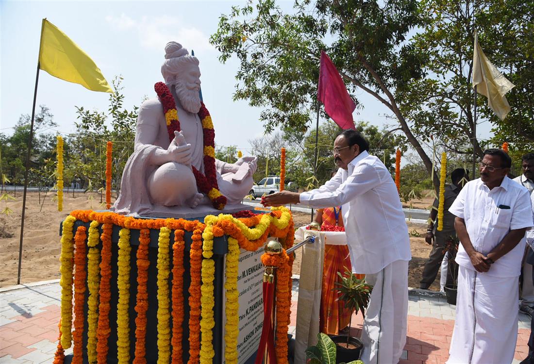 The Vice President of India, Shri M. Venkaiah Naidu paying tributes to Tamil poet and philosopher Thiruvalluvar after unveiling his statue at the Government College of Architecture and Sculpture in Mamallapuram, Tamil Nadu on 28 February, 2020.