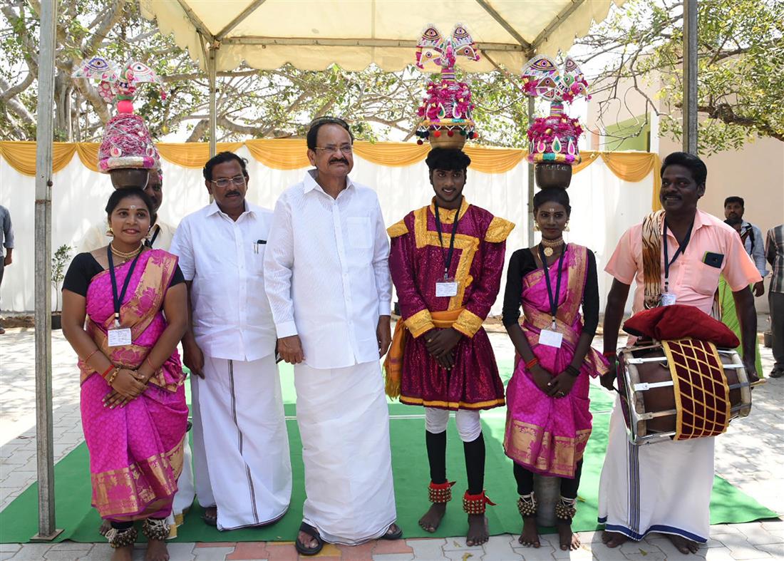 The Vice President of India, Shri M. Venkaiah Naidu with the traditional artists at the Government College of Architecture and Sculpture in Mamallapuram, Tamil Nadu on 28 February, 2020.
