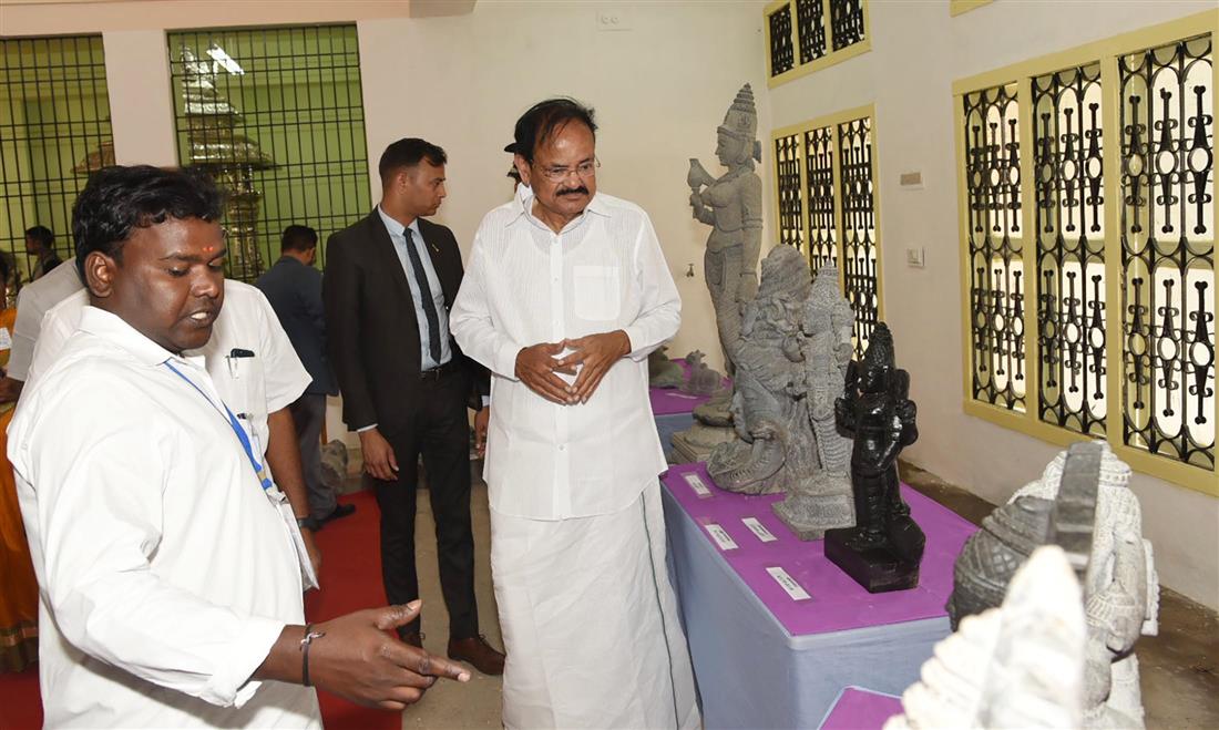 The Vice President of India, Shri M. Venkaiah Naidu visiting various work studios at the Government College of Architecture and Sculpture in Mamallapuram, Tamil Nadu on 28 February, 2020