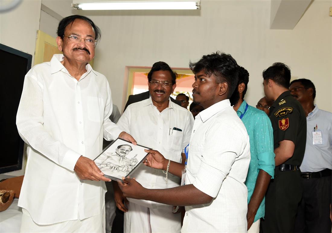 An artist presenting a portrait to the Vice President of India, Shri M. Venkaiah Naidu during his visit to the Government College of Architecture and Sculpture in Mamallapuram, Tamil Nadu on 28 February, 2020.