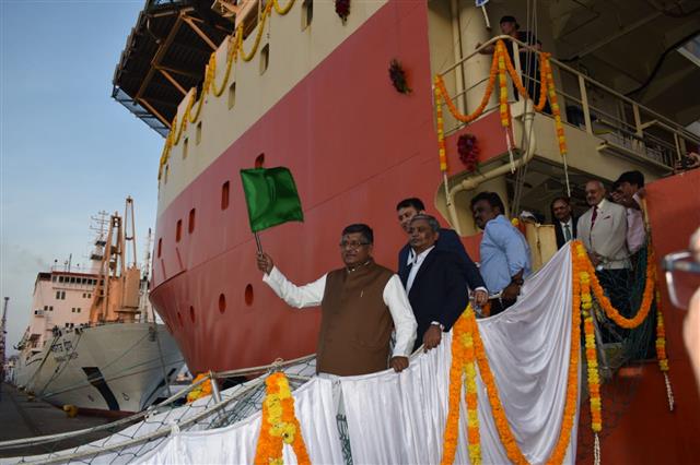 Shri Ravi Shankar Prasad, Union Minister for Law & Justice, Communications and Electronics & Information Technology, Flagging-off the ship for the “Chennai-Andaman & Nicobar Islands (CANI) Submarine Cable laying work” at Chennai