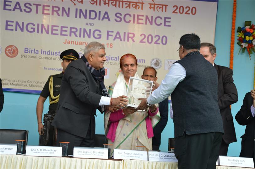 Shri Jagdeep Dhankhar, Governor of West Bengal, receiving a memento at the inaugural programme of 46th Eastern India Science and Engineering Fair 2020 at BITM, Kolkata, 14th January 2020