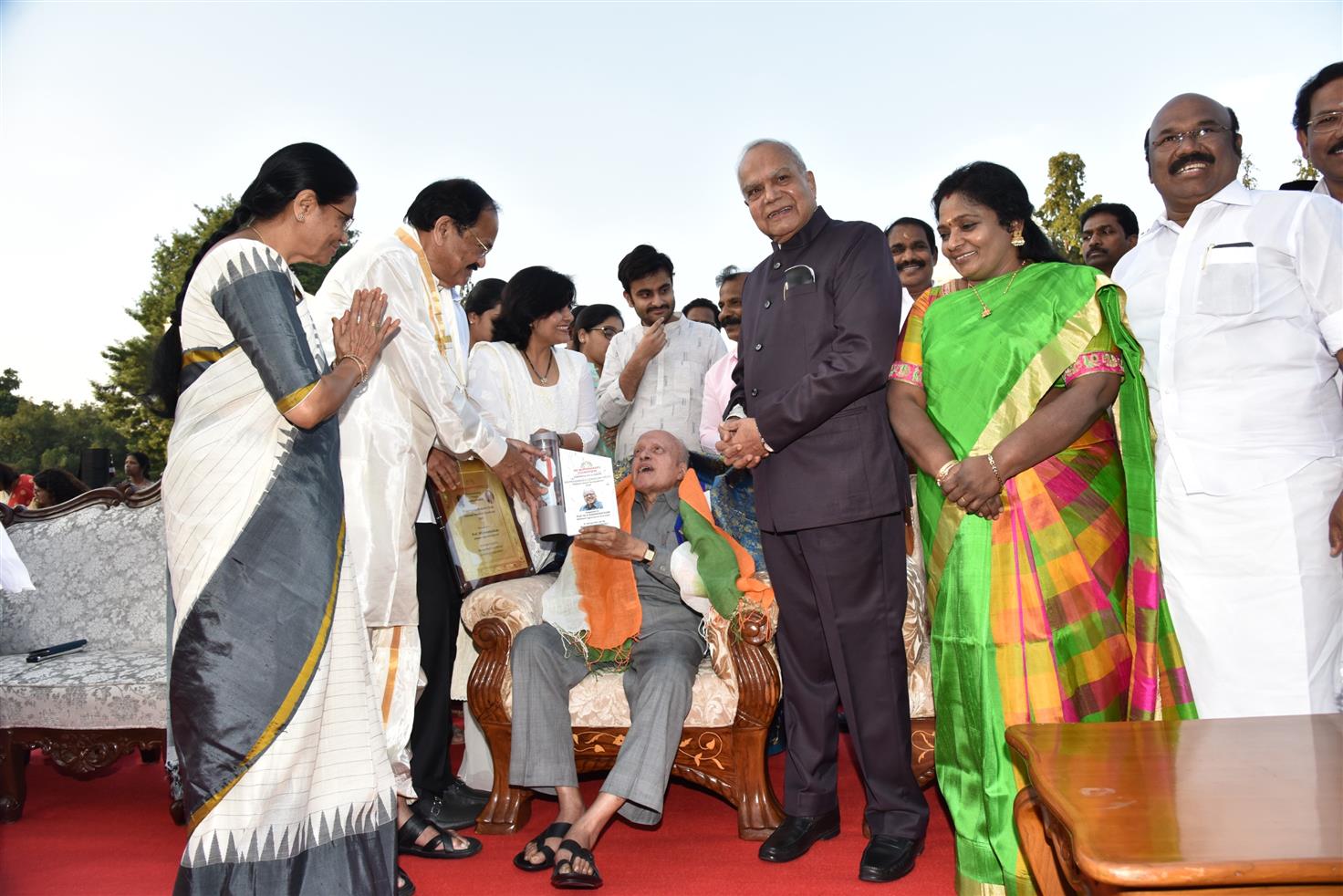 The Vice President, Shri M. Venkaiah Naidu presenting the first 'Muppavarapu Venkaiah Naidu National Award' to eminent agricultural scientist, Dr. M.S Swaminathan during the Pongal celebration in Raj Bhawan, in Chennai, on 14 January, 2020.