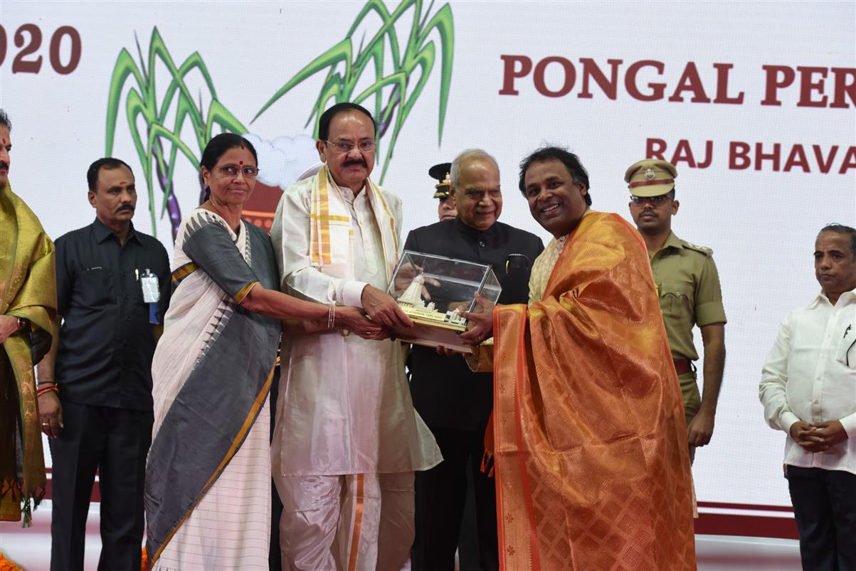 The Vice President, Shri M Venkaiah Naidu felicitating the artists who performed during the cultural program on the occasion of Pongal celebrations at Raj Bhawan, in Chennai, on 14 January, 2020.