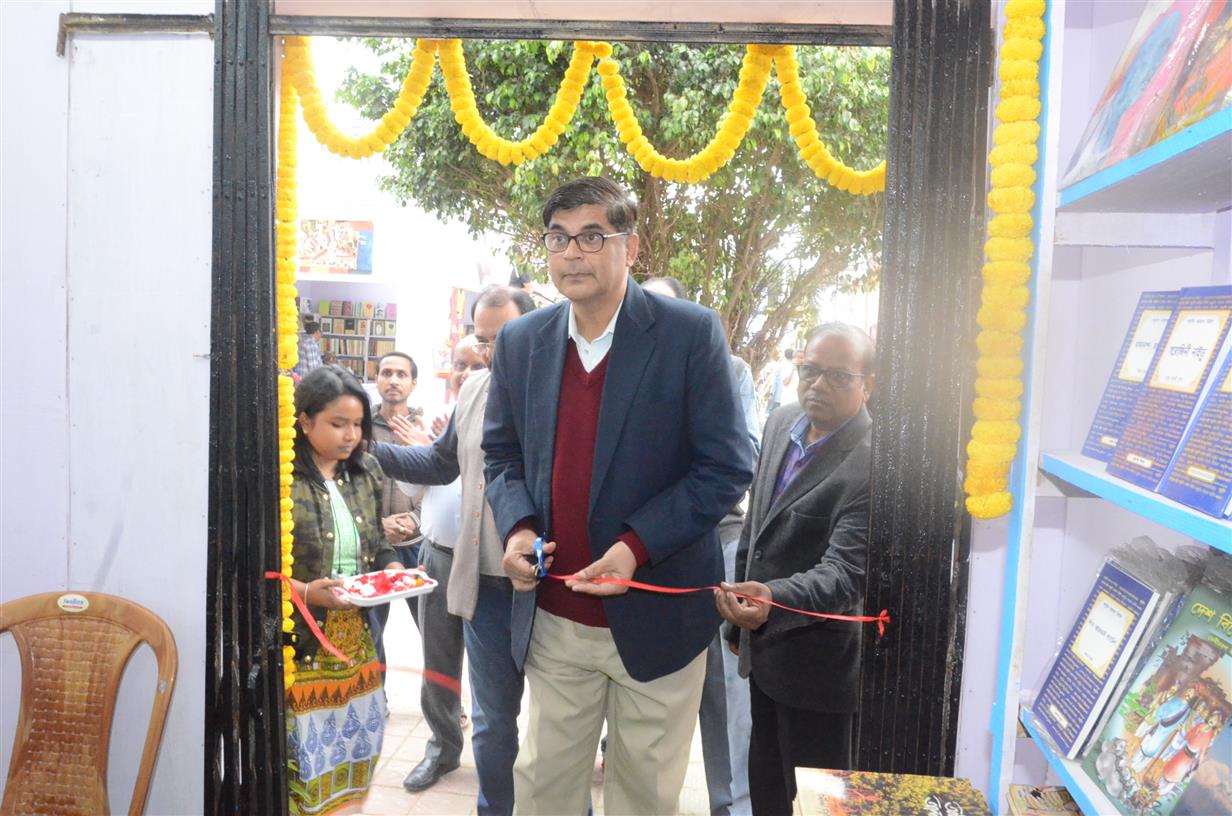 Shri R. N. Mishra, Director General, Eastern Zone, Ministry of Information & Broadcasting inaugurates Publications Division stall at Kolkata International Book Fair, Central Park Mela ground, Salt Lake, Kolkata.