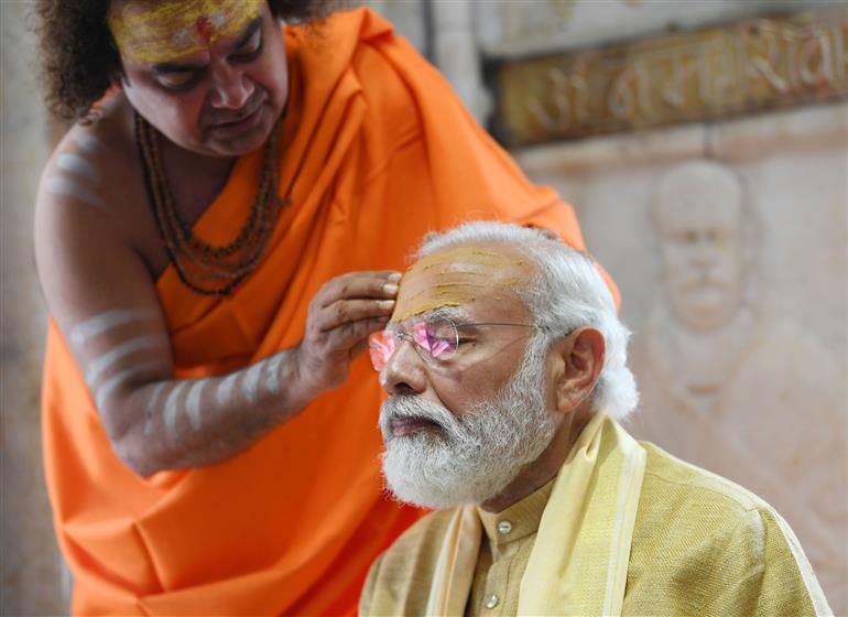 प्रधानमंत्री श्री नरेंद्र मोदी 13 दिसंबर, 2021 को उत्तर प्रदेश के वाराणसी में काशी विश्वनाथ धाम के उद्घाटन अवसर पर श्री काशी विश्वनाथ मंदिर में पूजा-अर्चना करते हुए।