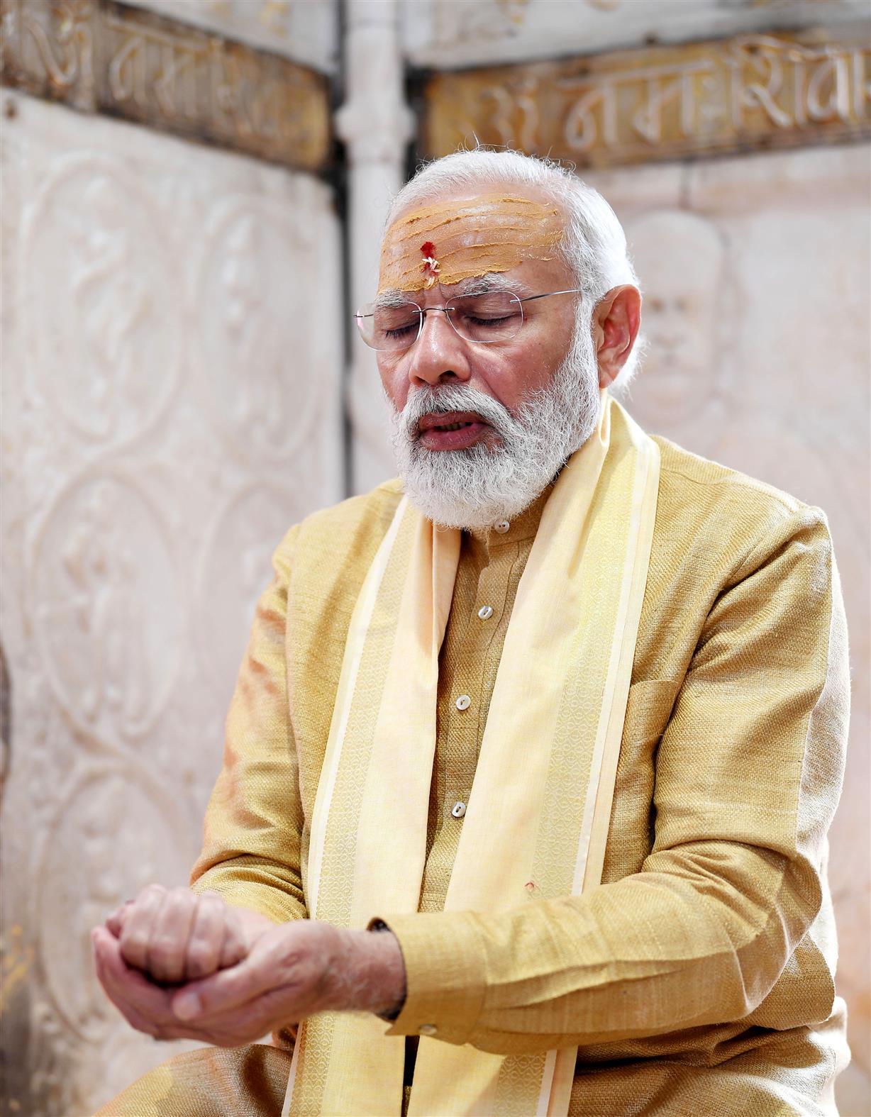 प्रधानमंत्री श्री नरेंद्र मोदी 13 दिसंबर, 2021 को उत्तर प्रदेश के वाराणसी में काशी विश्वनाथ धाम के उद्घाटन अवसर पर श्री काशी विश्वनाथ मंदिर में पूजा-अर्चना करते हुए।