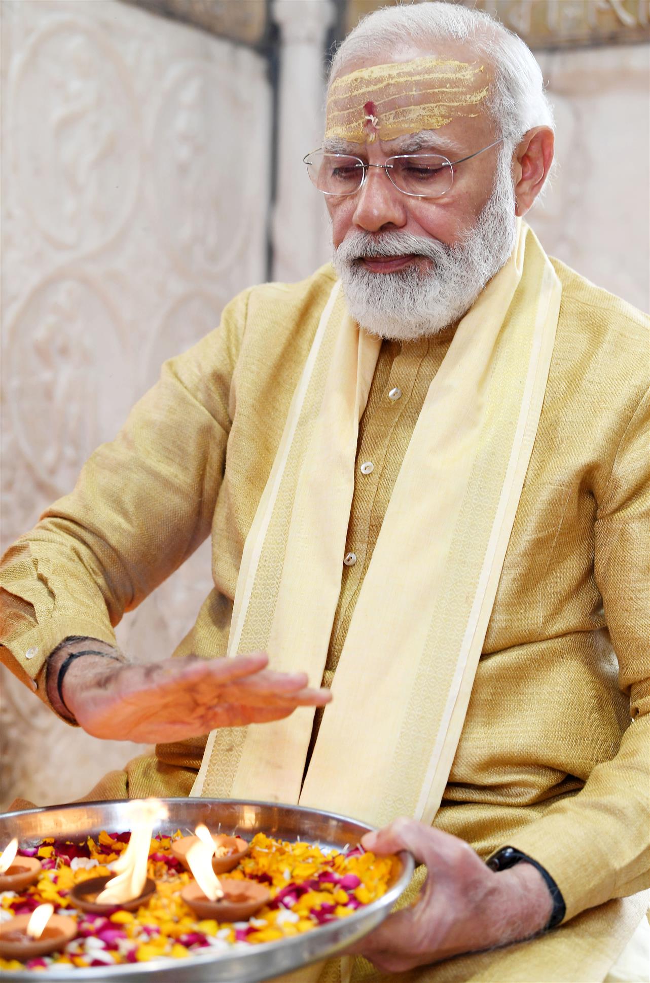 प्रधानमंत्री श्री नरेंद्र मोदी 13 दिसंबर, 2021 को उत्तर प्रदेश के वाराणसी में काशी विश्वनाथ धाम के उद्घाटन अवसर पर श्री काशी विश्वनाथ मंदिर में पूजा-अर्चना करते हुए।