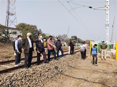 Commissioner of Railway Safety, South Eastern Circle inspecting the electrification work from Sonamukhi to Masagram of Adra Division in South Eastern Railway today (10th February, 2021).