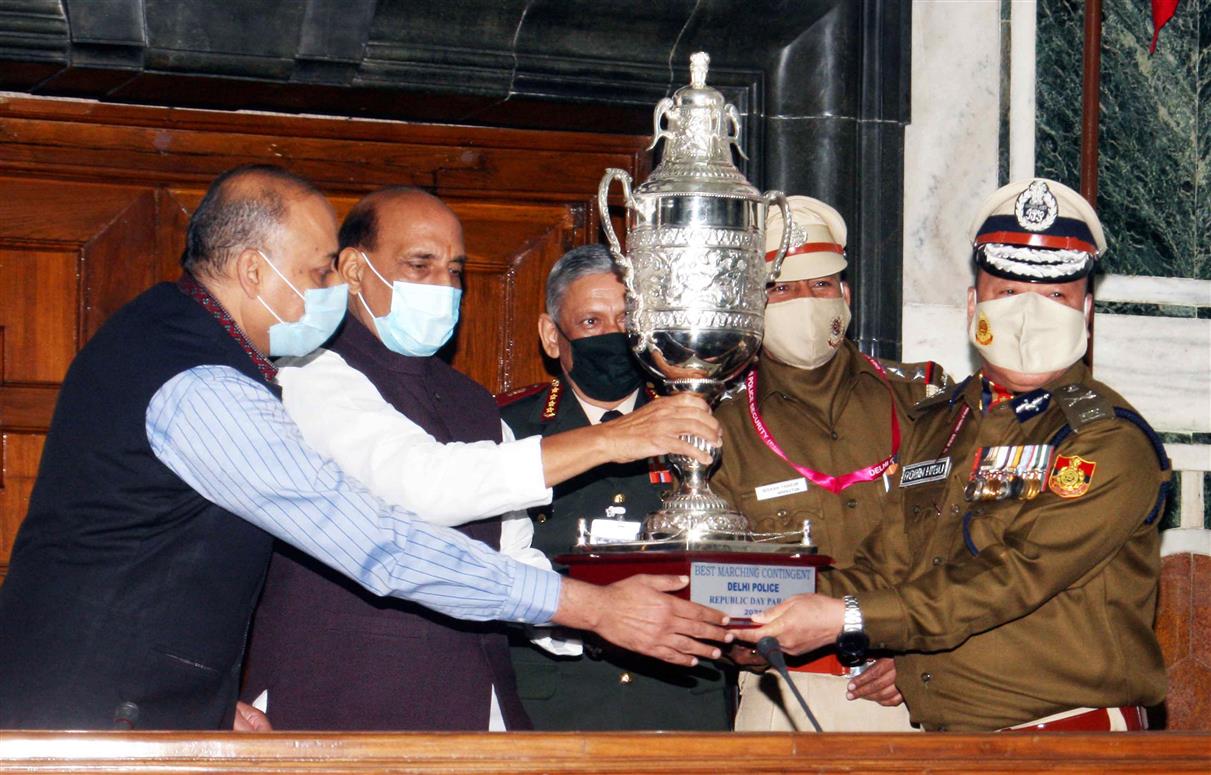 The Union Minister for Defence, Shri Rajnath Singh presenting the best marching contingent trophy among the Central Armed Police Forces (CAPF) and other auxiliary services of Republic Day Parade 2021 to Special Commissioner of Police, Shri Robin Hibu and Assistant Commissioner of Police, Shri Vivek Bhagat, Commander of Delhi Police, in New Delhi on February 15, 2021.
The Chief of Defence Staff (CDS), General Bipin Rawat and the Defence Secretary, Dr. Ajay Kumar are also seen.
