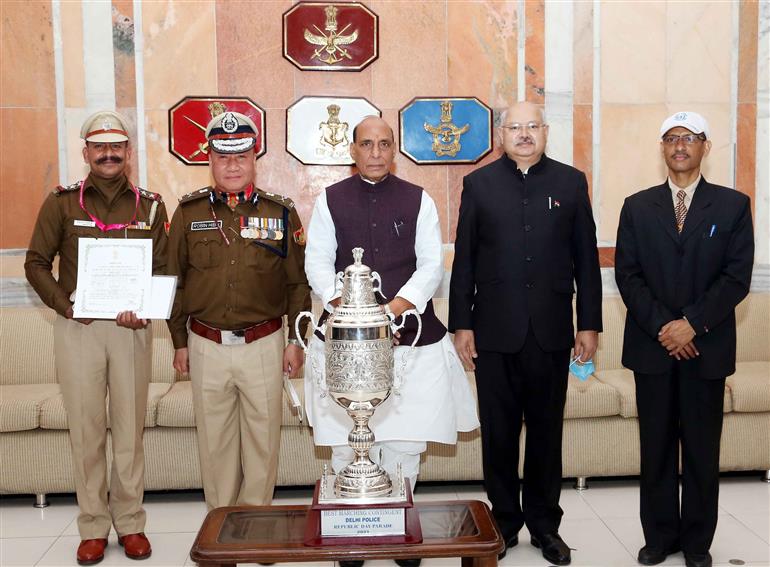 The Union Minister for Defence, Shri Rajnath Singh  in a group photo with Special Commissioner of Police, Shri Robin Hibu and Assistant Commissioner of Police, Shri Vivek Bhagat, Commander of Delhi Police, the best marching contingent of Republic Day Parade 2021 among the Central Armed Police Forces (CAPF) and other auxiliary services, in New Delhi on February 15, 2021.