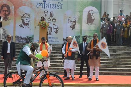 Union Minister for Home Affairs, Shri Amit Shah flagging off a cycle rally from National Library in Kolkata on February, 19, 2021. 