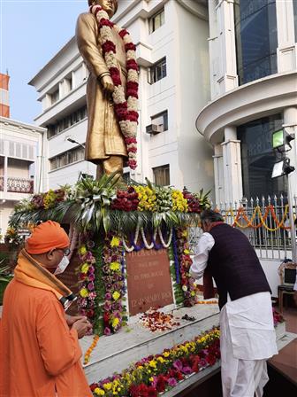 Union Minister of State for Culture and Tourism (I/C), Shri Prahlad Singh Patel paying tribute to Swami Vivekananda on the occasion of his 158th birth anniversary at Belur Math on January, 12,2021.