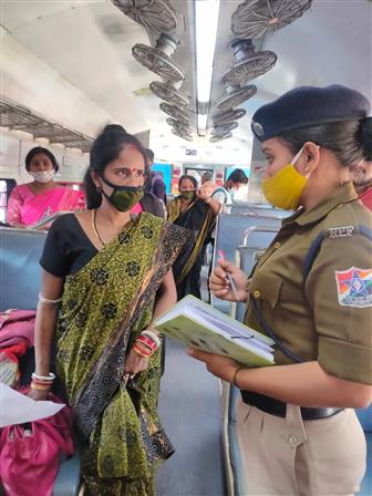 Team members of My Saheli/SER interacting with lady passengers.