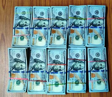 Recovered US dollars from two smugglers on Tuesday (March 16, 2021) evening from Mirza Ghalib Street of Kolkata.