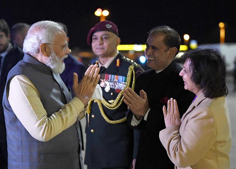 प्रधानमंत्री श्री नरेन्द्र मोदी 31 अक्टूबर, 2021 को इटली से ग्लासगो के लिए रवाना होते हुए।:Prime Minister