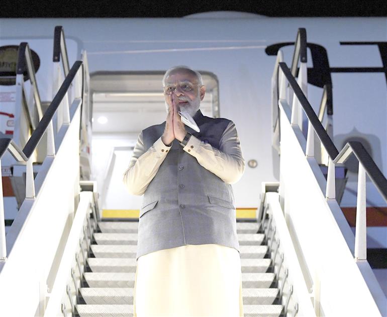 प्रधानमंत्री श्री नरेन्द्र मोदी 31 अक्टूबर, 2021 को इटली से ग्लासगो के लिए रवाना होते हुए।:Prime Minister