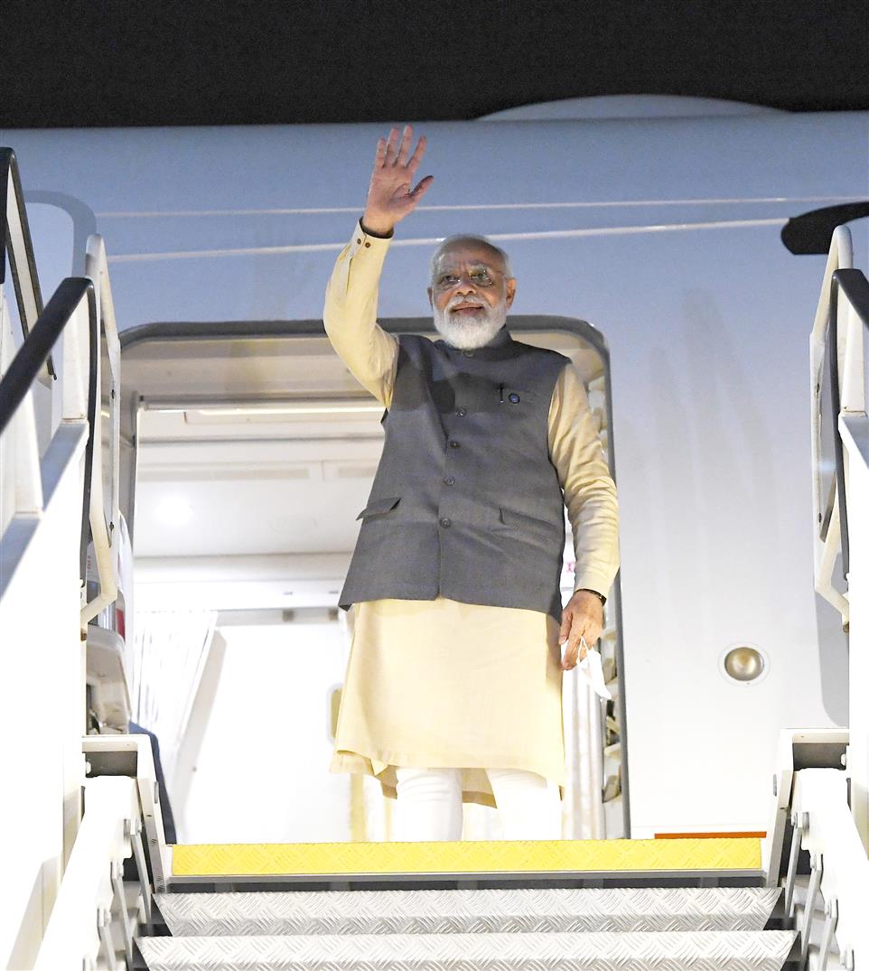 प्रधानमंत्री श्री नरेन्द्र मोदी 31 अक्टूबर, 2021 को इटली से ग्लासगो के लिए रवाना होते हुए।:Prime Minister