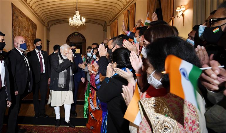 प्रधानमंत्री श्री नरेन्द्र मोदी के 01 नवंबर, 2021 को ग्लासगो, स्कॉटलैंड पहुंचने पर भारतीय समुदाय द्वारा उनका स्वागत किया गया।:Prime Minister