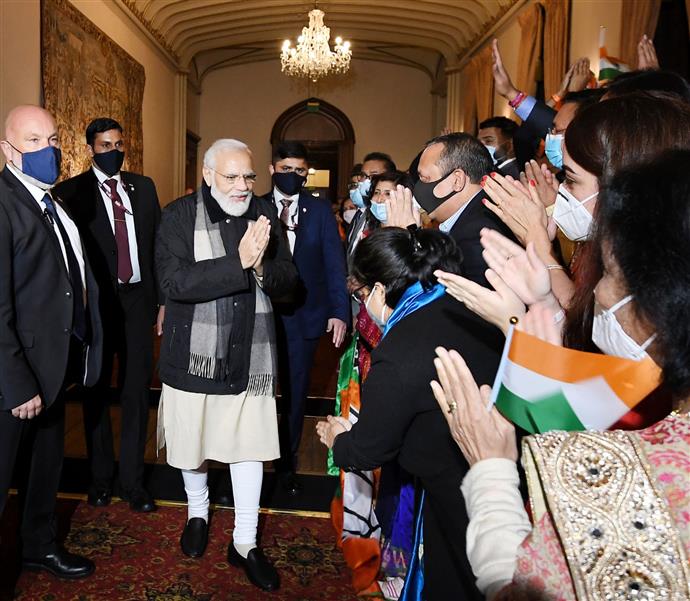 प्रधानमंत्री श्री नरेन्द्र मोदी के 01 नवंबर, 2021 को ग्लासगो, स्कॉटलैंड पहुंचने पर भारतीय समुदाय द्वारा उनका स्वागत किया गया।:Prime Minister