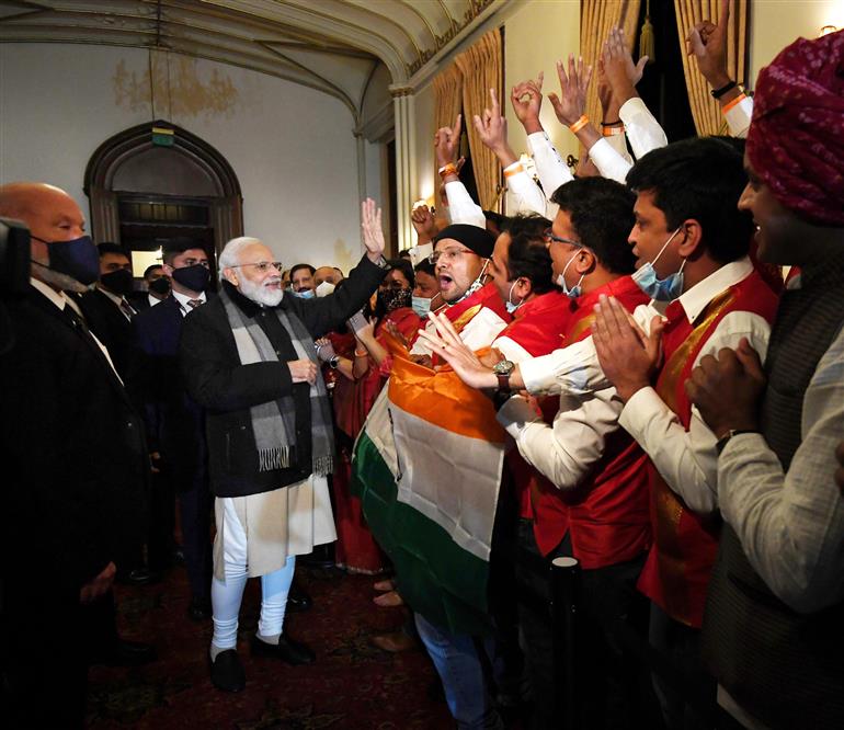प्रधानमंत्री श्री नरेन्द्र मोदी के 01 नवंबर, 2021 को ग्लासगो, स्कॉटलैंड पहुंचने पर भारतीय समुदाय द्वारा उनका स्वागत किया गया।:Prime Minister