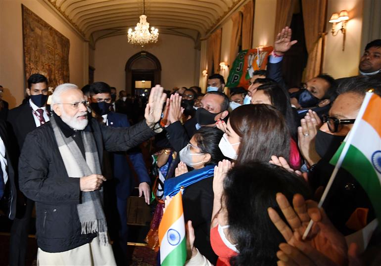 प्रधानमंत्री श्री नरेन्द्र मोदी के 01 नवंबर, 2021 को ग्लासगो, स्कॉटलैंड पहुंचने पर भारतीय समुदाय द्वारा उनका स्वागत किया गया।:Prime Minister