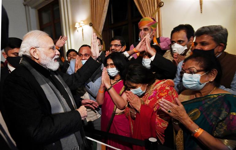 प्रधानमंत्री श्री नरेन्द्र मोदी के 01 नवंबर, 2021 को ग्लासगो, स्कॉटलैंड पहुंचने पर भारतीय समुदाय द्वारा उनका स्वागत किया गया।:Prime Minister