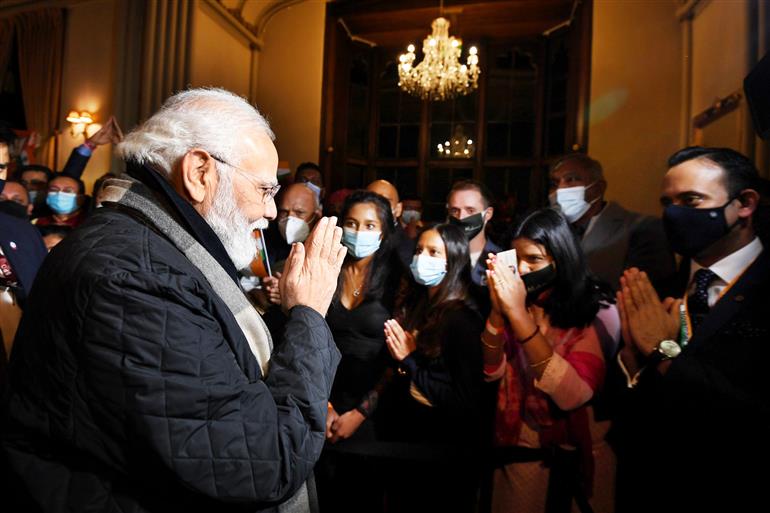 प्रधानमंत्री श्री नरेन्द्र मोदी के 01 नवंबर, 2021 को ग्लासगो, स्कॉटलैंड पहुंचने पर भारतीय समुदाय द्वारा उनका स्वागत किया गया।:Prime Minister
