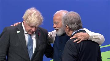 ब्रिटेन के प्रधानमंत्री श्री बोरिस जॉनसन और संयुक्त राष्ट्र के महासचिव श्री एंटोनियो गुटेरेस 01 नवंबर, 2021 को स्कॉटिश प्रदर्शनी केंद्र, ग्लासगो, स्कॉटलैंड में COP26 शिखर सम्मेलन के दौरान प्रधानमंत्री श्री नरेंद्र मोदी के आगमन पर उनका स्वागत करते हुए।:Prime Minister