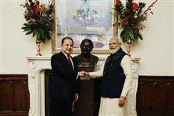 प्रधानमंत्री श्री नरेन्द्र मोदी 01 नवंबर, 2021 को स्कॉटलैंड के ग्लासगो में मूर्तिकार नादेई हकीम के साथ में, जिन्होंने पीछे दिखाई देने वाली प्रधानमंत्री की मूर्ति बनाई।:Prime Minister