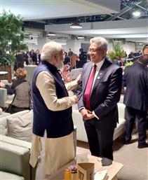 प्रधानमंत्री श्री नरेन्द्र मोदी 01 नवंबर, 2021 को स्कॉटलैंड के ग्लासगो में कॉप-26 शिखर सम्मेलन के दौरान विभिन्न वैश्विक नेताओं से बातचीत करते हुए।:Prime Minister