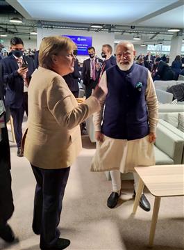 प्रधानमंत्री श्री नरेन्द्र मोदी 01 नवंबर, 2021 को स्कॉटलैंड के ग्लासगो में कॉप-26 शिखर सम्मेलन के इतर विभिन्न वैश्विक नेताओं से बातचीत करते हुए।:Prime Minister