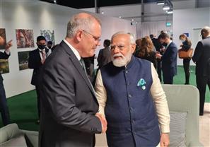 प्रधानमंत्री श्री नरेन्द्र मोदी 01 नवंबर, 2021 को स्कॉटलैंड के ग्लासगो में कॉप-26 शिखर सम्मेलन के इतर विभिन्न वैश्विक नेताओं से बातचीत करते हुए।:Prime Minister