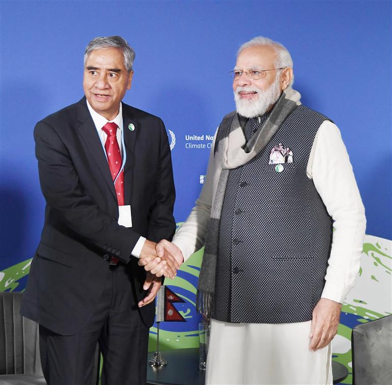 प्रधानमंत्री श्री नरेन्द्र मोदी 02 नवंबर, 2021 को ग्लासगो, स्कॉटलैंड में नेपाल के प्रधानमंत्री श्री शेर बहादुर देउबा से मुलाकात करते हुए।:Prime Minister
