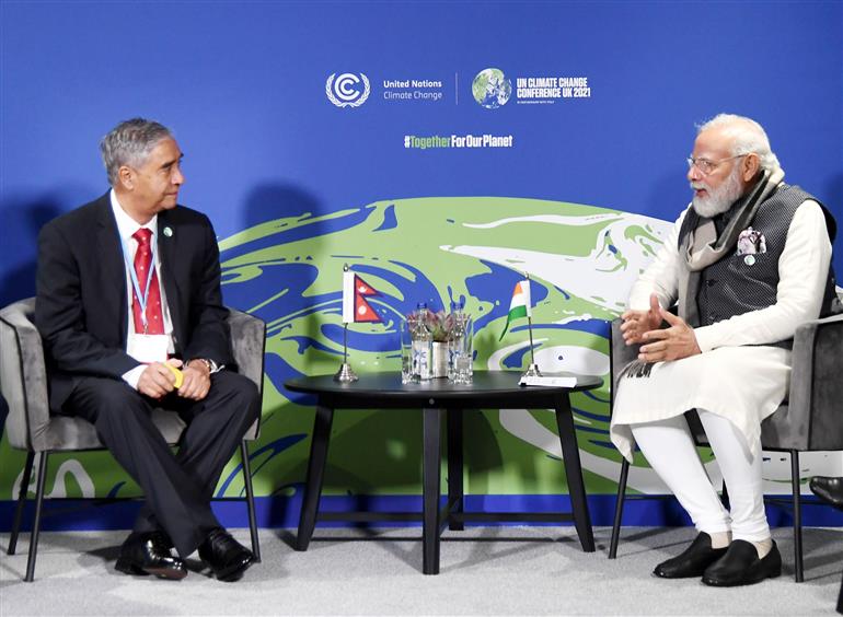 प्रधानमंत्री श्री नरेन्द्र मोदी 02 नवंबर, 2021 को ग्लासगो, स्कॉटलैंड में नेपाल के प्रधानमंत्री श्री शेर बहादुर देउबा से मुलाकात करते हुए।:Prime Minister