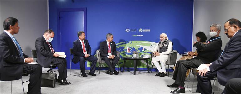 प्रधानमंत्री श्री नरेन्द्र मोदी 02 नवंबर, 2021 को ग्लासगो, स्कॉटलैंड में नेपाल के प्रधानमंत्री श्री शेर बहादुर देउबा के साथ बैठक करते हुए।:Prime Minister