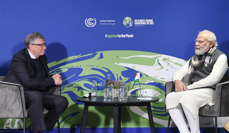 प्रधानमंत्री श्री नरेन्द्र मोदी 02 नवंबर, 2021 को स्कॉटलैंड के ग्लासगो में श्री बिल गेट्स से मुलाकात करते हुए।:Prime Minister