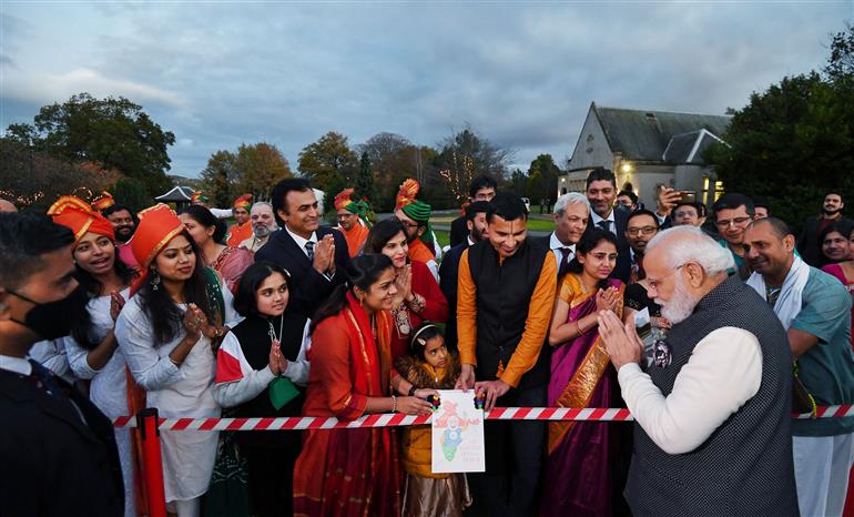 प्रधानमंत्री श्री नरेन्द्र मोदी 02 नवंबर, 2021 को स्कॉटलैंड में भारतीय समुदाय के साथ बातचीत करते हुए।:Prime Minister