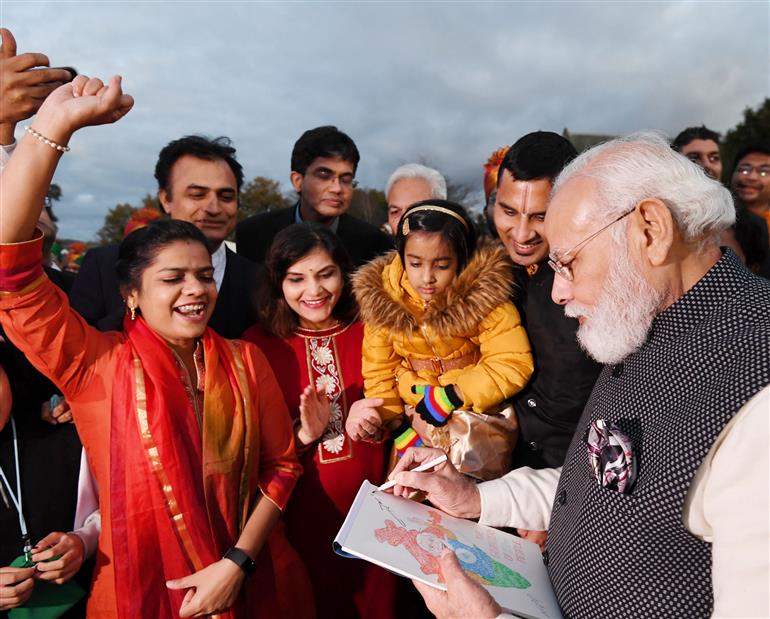 प्रधानमंत्री श्री नरेन्द्र मोदी 02 नवंबर, 2021 को स्कॉटलैंड में भारतीय समुदाय के साथ बातचीत करते हुए।:Prime Minister