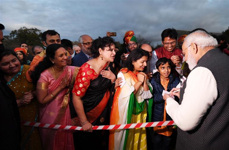 प्रधानमंत्री श्री नरेन्द्र मोदी 02 नवंबर, 2021 को स्कॉटलैंड में भारतीय समुदाय के साथ बातचीत करते हुए।:Prime Minister