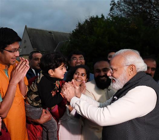 प्रधानमंत्री श्री नरेन्द्र मोदी 02 नवंबर, 2021 को स्कॉटलैंड में भारतीय समुदाय के साथ बातचीत करते हुए।:Prime Minister