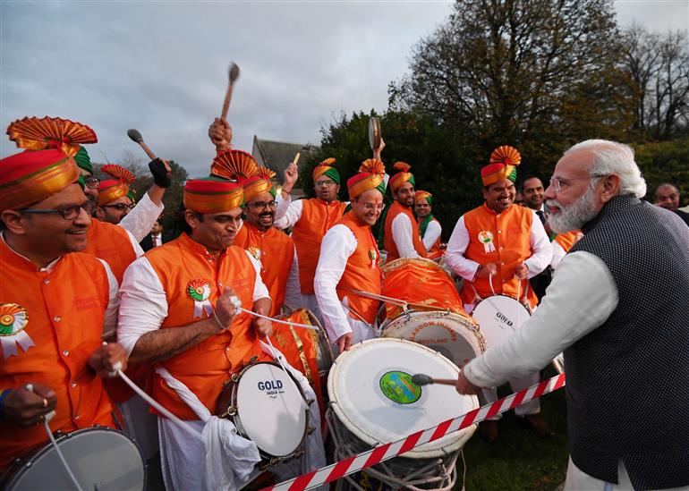 प्रधानमंत्री श्री नरेन्द्र मोदी 02 नवंबर, 2021 को स्कॉटलैंड में भारतीय समुदाय के लोगों से बातचीत करते हुए।:Prime Minister