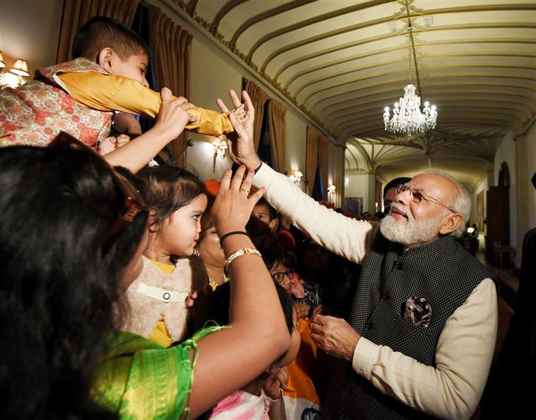 प्रधानमंत्री श्री नरेन्द्र मोदी 02 नवंबर, 2021 को स्कॉटलैंड में भारतीय समुदाय के लोगों से बातचीत करते हुए।:Prime Minister