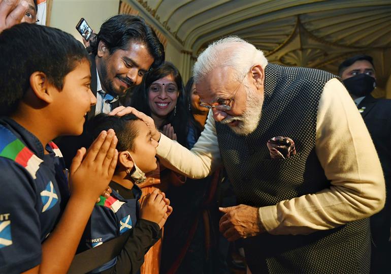 प्रधानमंत्री श्री नरेन्द्र मोदी 02 नवंबर, 2021 को स्कॉटलैंड में भारतीय समुदाय के लोगों से बातचीत करते हुए।:Prime Minister