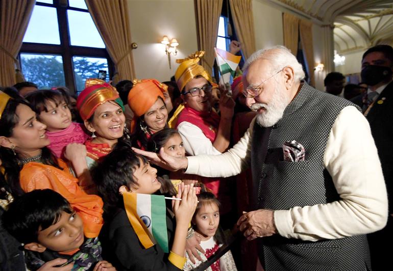 प्रधानमंत्री श्री नरेन्द्र मोदी 02 नवंबर, 2021 को स्कॉटलैंड में भारतीय समुदाय के लोगों से बातचीत करते हुए।:Prime Minister