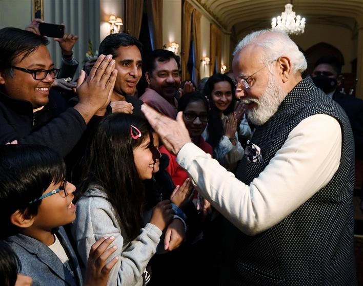 प्रधानमंत्री श्री नरेन्द्र मोदी 02 नवंबर, 2021 को स्कॉटलैंड में भारतीय समुदाय के लोगों से बातचीत करते हुए।:Prime Minister